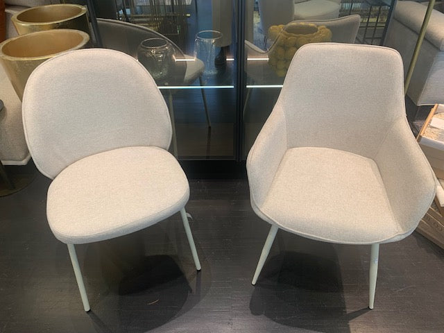 Sedie in tessuto bianco, con gambe laccate in tinta, disponibili altri colori - Muud Lugano